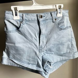 HIGH-WAISTED LIGHT DENIM SHORTS